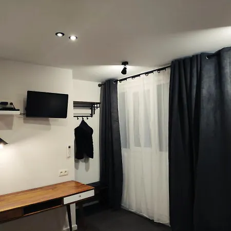 Daynight Sauveniere شقة